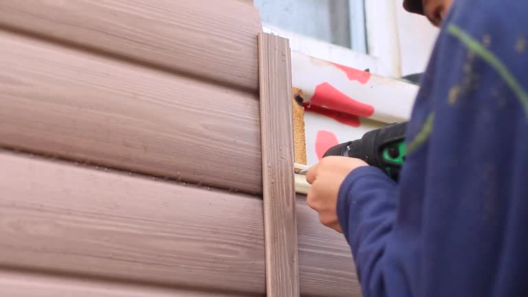 How To Choose The Right Materials for Your Siding Installation in 'Daisetta, TX